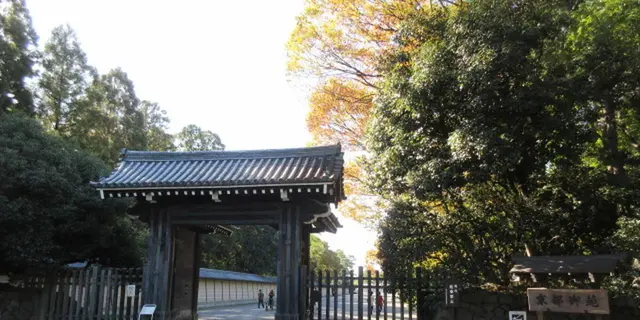 安倍晴明の足跡を求めて京都御所を四季折々の花々と