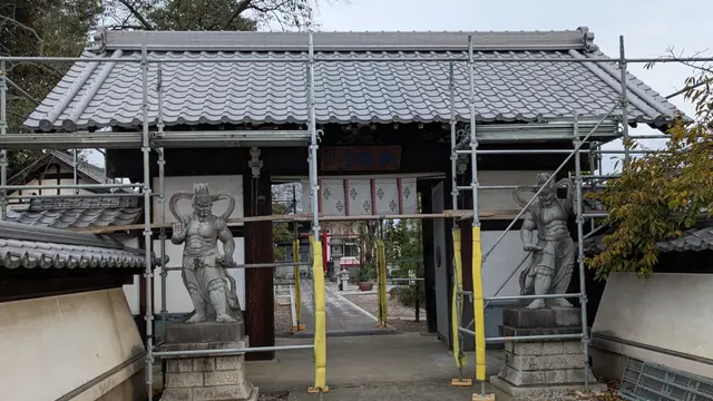 深谷市・総持寺の山門の屋根が美しく葺き替えられていました