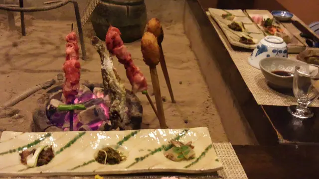 日本情緒の温泉地で炉端焼きやお酒などに舌鼓