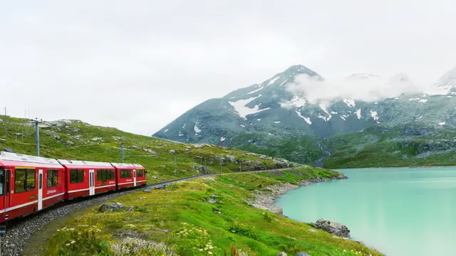 スイス 世界遺産の山々・葡萄畑・城など鉄道周遊