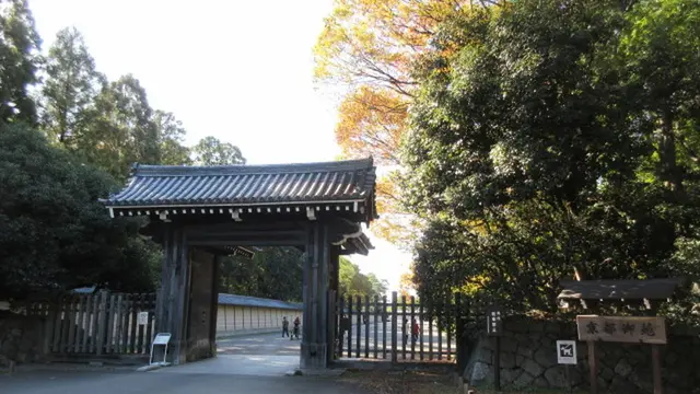 安倍晴明の足跡を求めて京都御所を四季折々の花々と