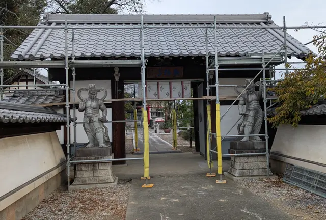 深谷市・総持寺の山門の屋根が美しく葺き替えられていました