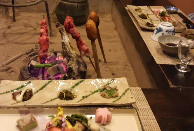 日本情緒の温泉地で炉端焼きやお酒などに舌鼓