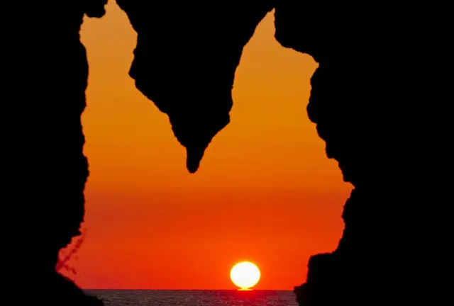 春分と秋分の頃だけ！はさみ岩に落ちる夕陽と大間港のマジックアワー、地元人気串焼店の金福で至福のひと時
