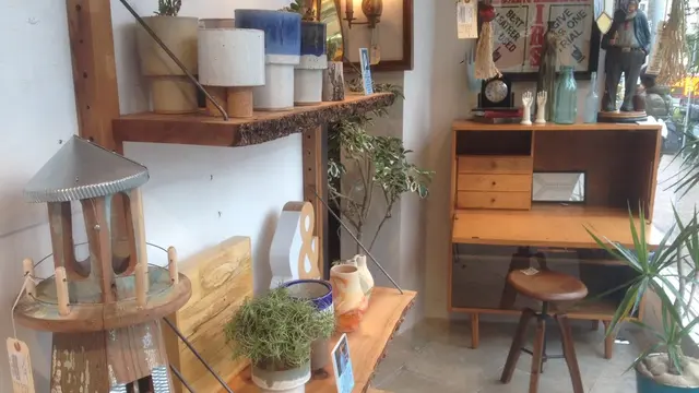 目黒通りは日本一の"家具屋通り"。お気に入りの家具を探し求める目黒の休日。