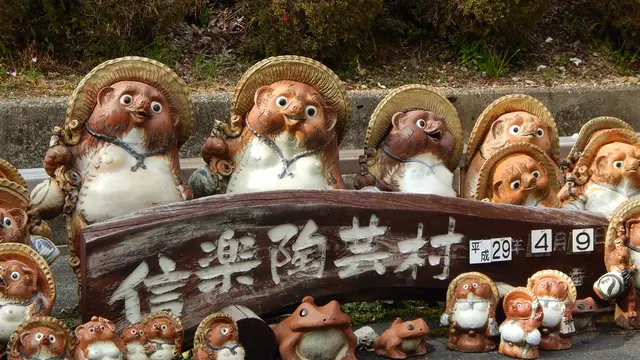 信楽焼の里で愛でる桜とお茶と古代美術と…