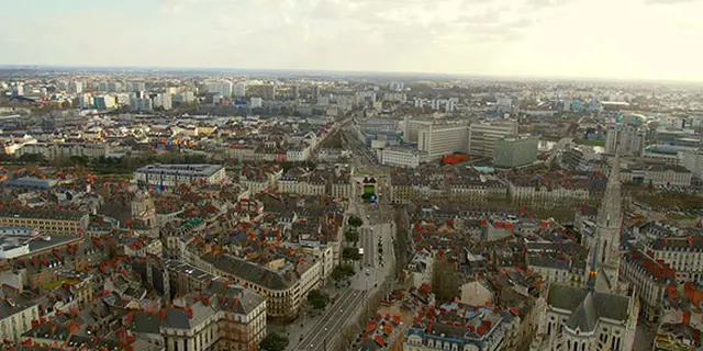 現代建築のオブジェと中世風の街並みのギャップがすごいフランス・ブルターニュ(ナント地方)