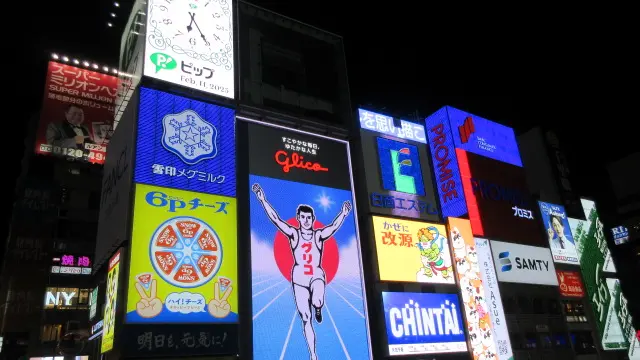 道頓堀と法善寺横丁を闊歩。くいだおれのまち大阪の日常