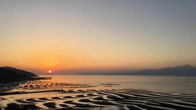 チャンスは月1回?!夕日に照らされた御輿来海岸の絶景が美しすぎる♡