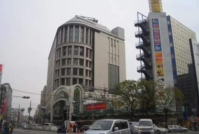 日本最長の天神橋筋商店街を練り歩く、食いだおれのまちの休日