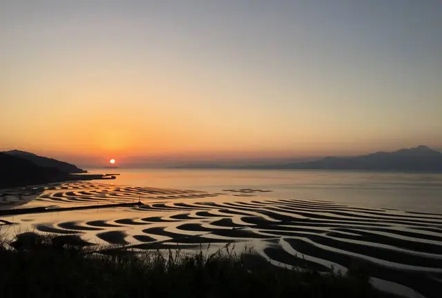 チャンスは月1回?!夕日に照らされた御輿来海岸の絶景が美しすぎる♡