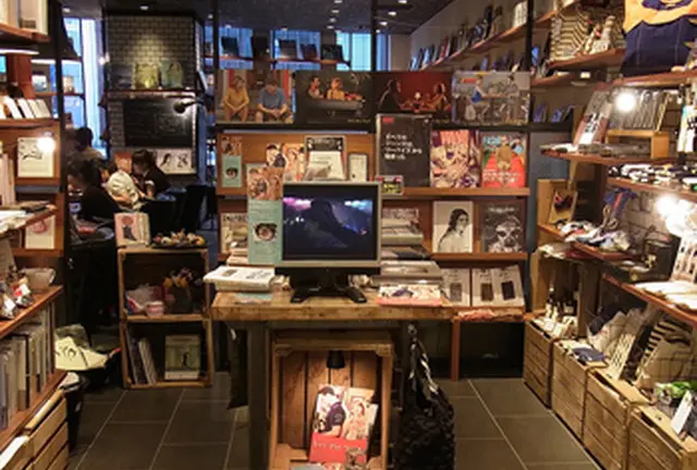 コーヒーとパンと本を買って、大濠公園でまったりして、泊まれる本屋に帰る。