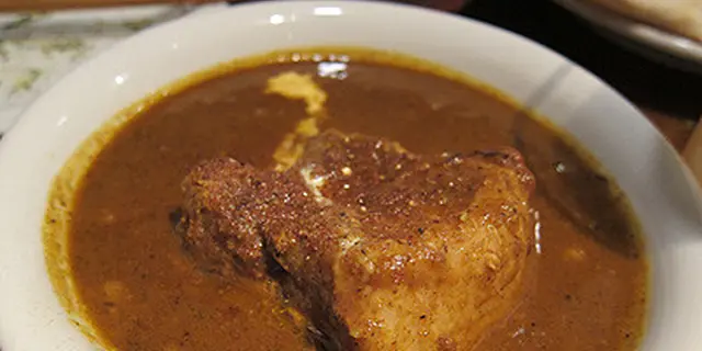 夜遅くにおいしいカレーを食べる
