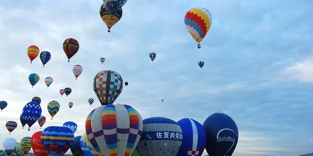 佐賀バルーンフェスタで、たくさんの気球に感動する朝。