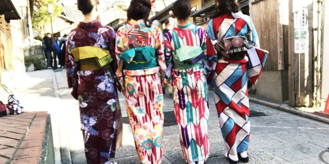 映えたい女子たち着物を着て東山散策。