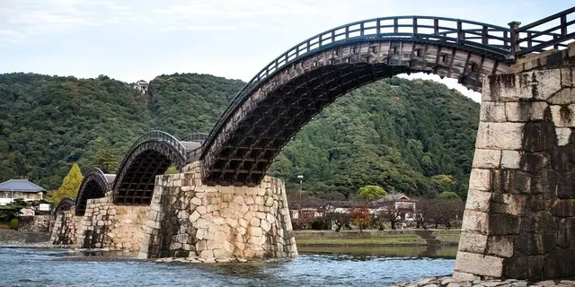 意外と近い『錦帯橋と宮島を一緒に観光！』公共交通利用、温泉に宿泊！山口・広島モデルコース【1泊2日】