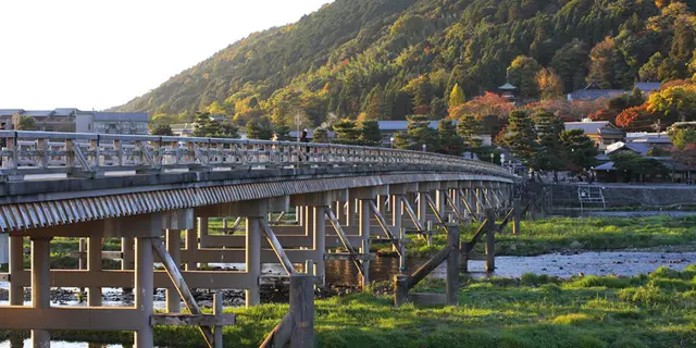 朝、京都の嵐山から奥嵯峨を歩く