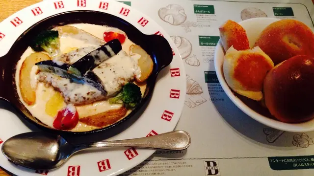 ディナーに焼きたてパンの食べ放題はいかが?
