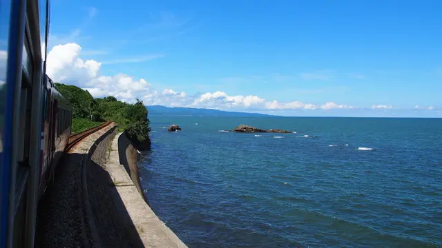 2泊3日で1都9県「日本海を見る旅」。ローカル列車でめぐります。ぜひ、みなさんにもこの感動を。