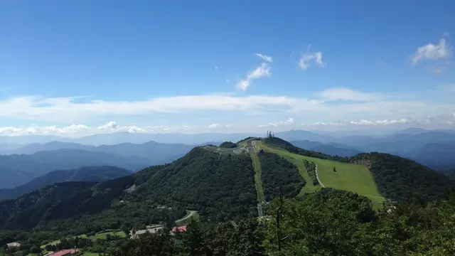 雲に手が届く?茶臼山高原で青空と緑に包まれてみませんか?