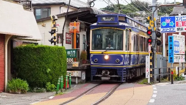 ［腰越駅～江ノ島駅］江ノ電とクルマが並走する景色♪
