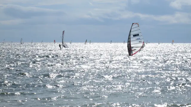 ウィンドサーフィンを眺めながら・・・。逗子海岸の休日散策。