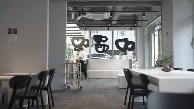 名古屋のモノクロカフェで仕事