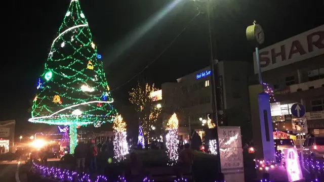 小さな街の駅前イルミネーション