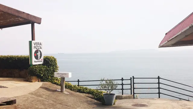 西へ西へ光さす海。
