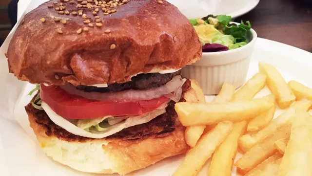 カロリーなんて気にするな!東京の美味しいグルメバーガーはここだっ!!