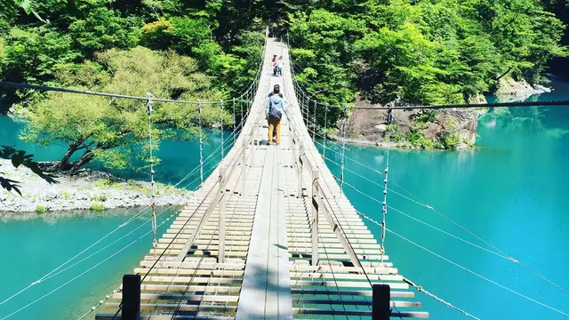 SL・トロッコ列車で行く絶景の青碧 感動の一泊二日