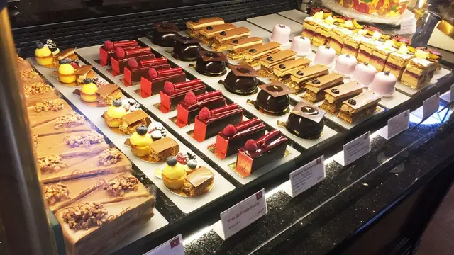 宗教と芸術の街ウィーンでチョコレートケーキの王様「ザッハートルテ」を食べ比べ