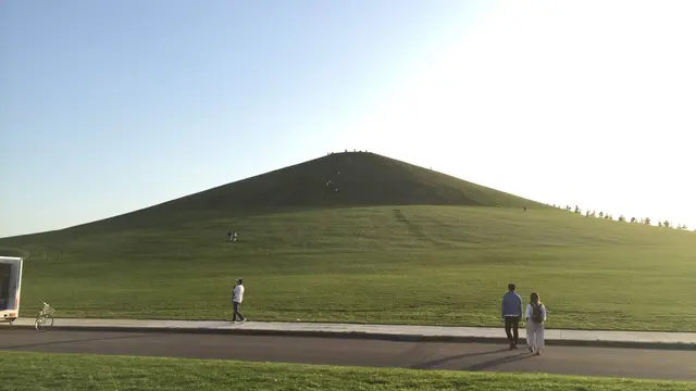 暮らすように楽しむ札幌観光。シャンパンとチーズとパンを買って、モエレ沼公園にピクニックへ行こう!