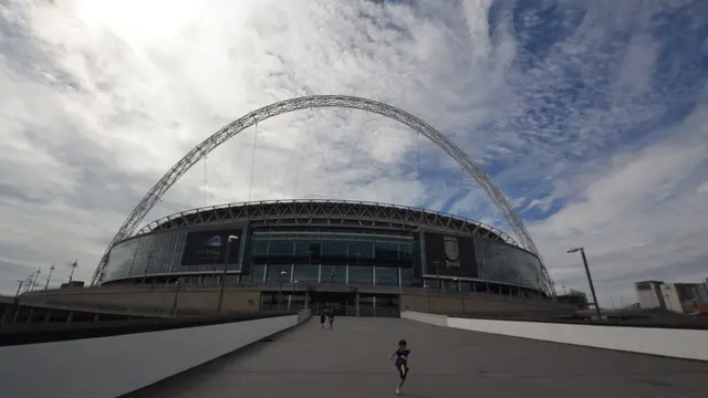 イギリスの象徴!サッカーの聖地ウェンブリーからのビートルズ+ホームズ!!