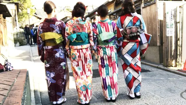 映えたい女子たち着物を着て東山散策。