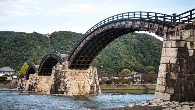 意外と近い『錦帯橋と宮島を一緒に観光！』公共交通利用、温泉に宿泊！山口・広島モデルコース【1泊2日】