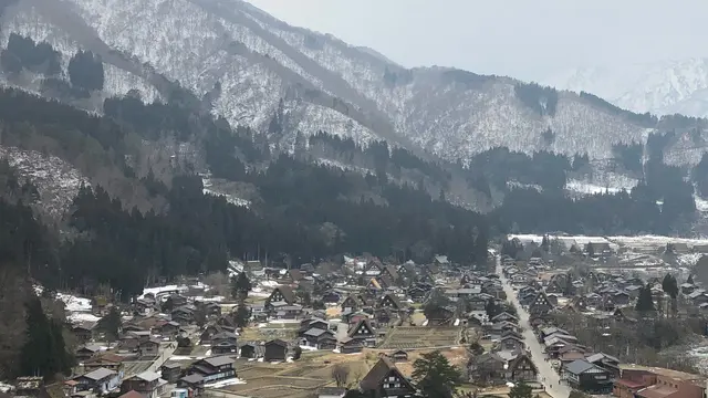 世界遺産!!冬の"白川郷" 、飛騨高山、金沢1泊2日バスの旅&グルメ&温泉 バス旅満喫
