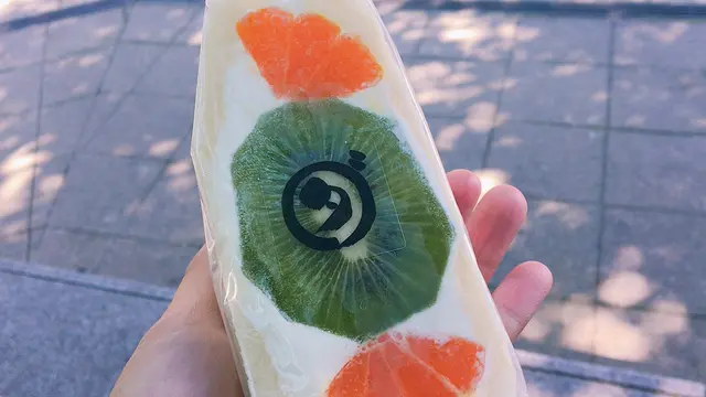 ボランティア帰りに見つけた！ダイワ中目黒店で八百屋がやってるフルーツサンドをテイクアウト