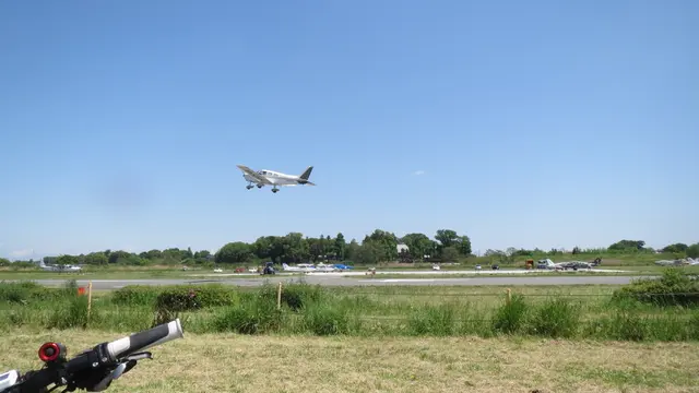 飛行場で小型飛行機を見学