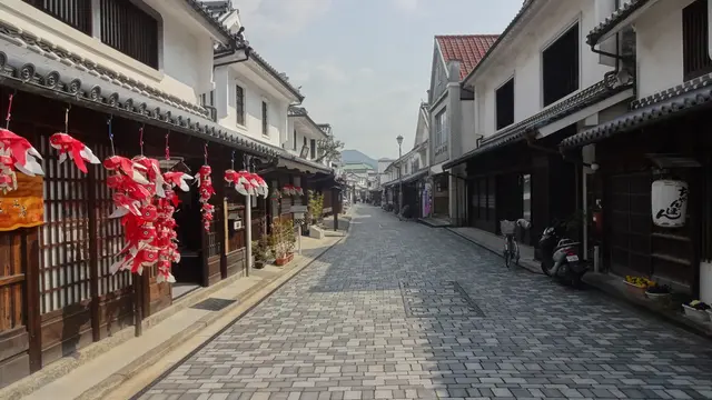 金魚ちょうちんの泳ぐ古い街並みを旅しよう
