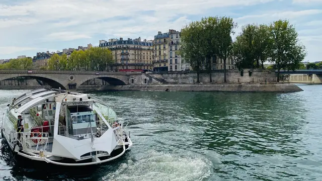 セーヌ川クルーズでパリ満喫旅行