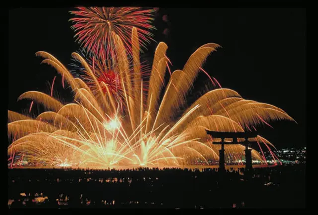 宮島の水中花火は迫力満点じゃけぇ