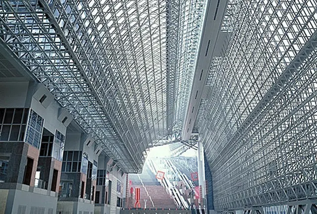 京都の中心、京都駅。差し込む光が美しい！