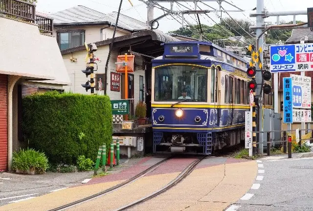 ［腰越駅～江ノ島駅］江ノ電とクルマが並走する景色♪