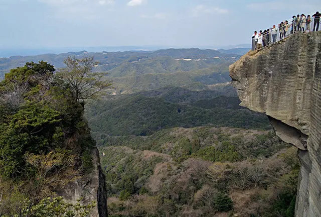絶景！鋸山で度胸だめしの地獄のぞき