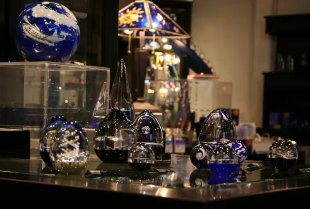 硝子の中に宇宙を見つつ、ビールを堪能する小樽ミニ散歩