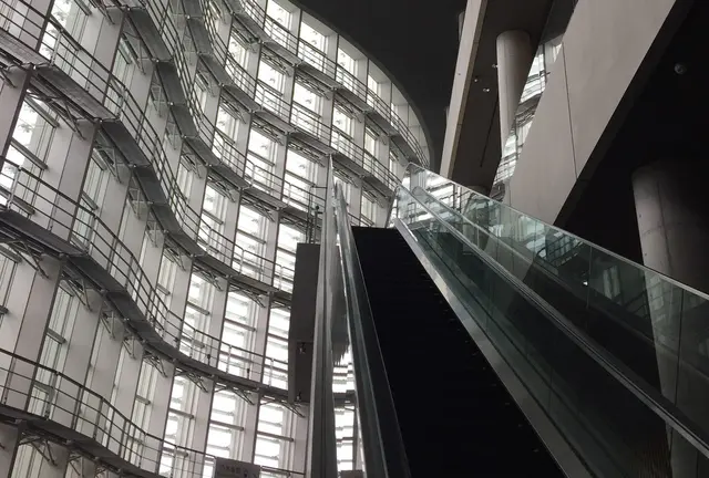 国立新美術館と東京駅新丸ビル&スカイバス