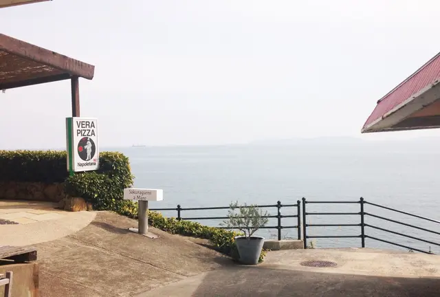 西へ西へ光さす海。
