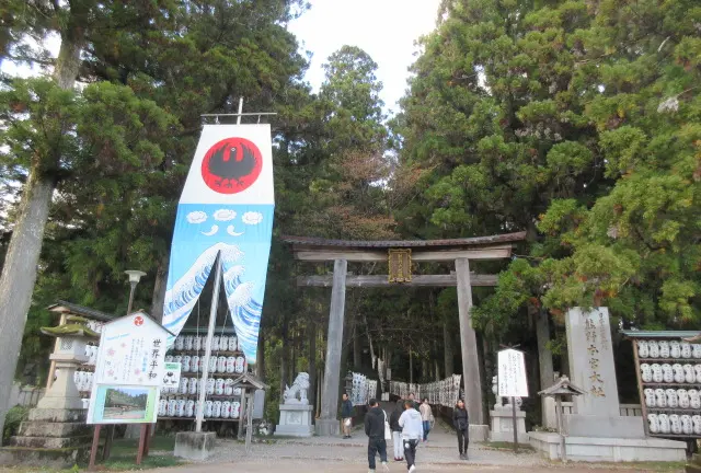 八咫烏で有名な熊野本宮大社境内をめぐる