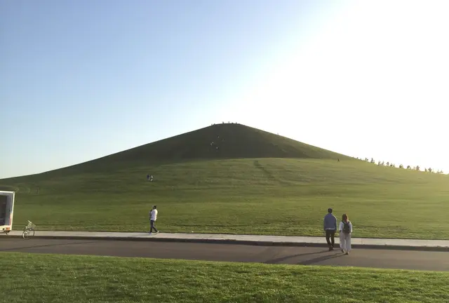 暮らすように楽しむ札幌観光。シャンパンとチーズとパンを買って、モエレ沼公園にピクニックへ行こう！
